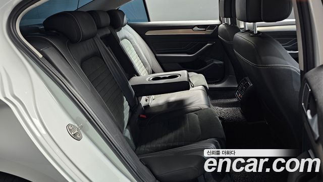 Volkswagen Passat 2022 — photo 16