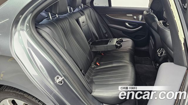 Mercedes-Benz E-Class 2019 — photo 17