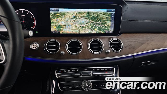 Mercedes-Benz E-Class 2019 — photo 18