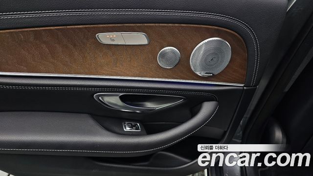 Mercedes-Benz E-Class 2019 — photo 25