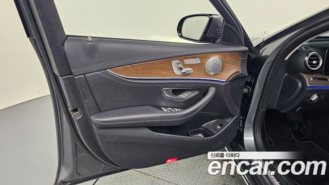Mercedes-Benz E-Class 2019 — photo 14