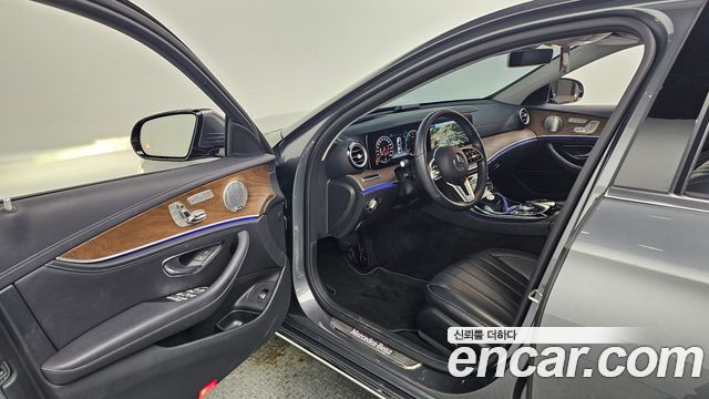Mercedes-Benz E-Class 2019 — photo 16