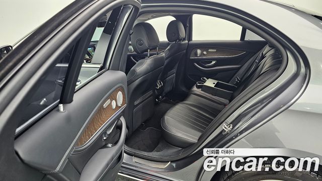 Mercedes-Benz E-Class 2019 — photo 27