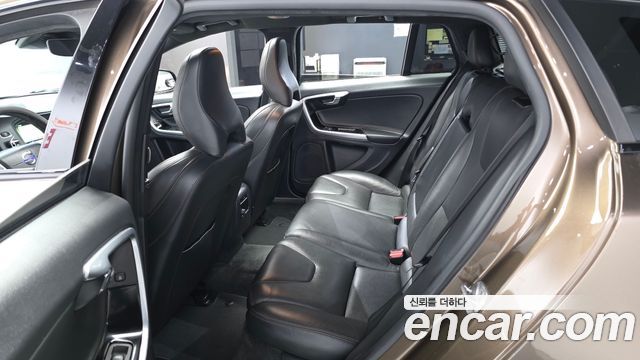 Volvo V60 2016 — photo 11