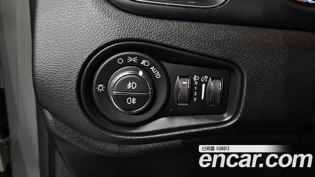 Jeep Renegade 2019 — photo 13