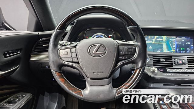 Lexus LS 2018 — photo 14