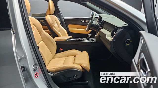 Volvo XC60 2020 — photo 17