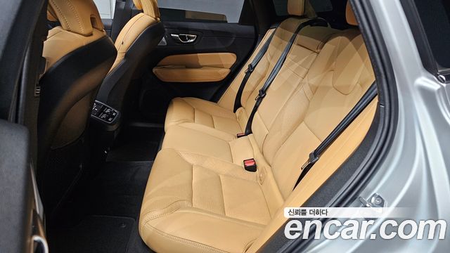 Volvo XC60 2020 — photo 18