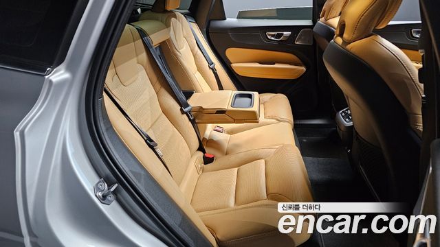 Volvo XC60 2020 — photo 16