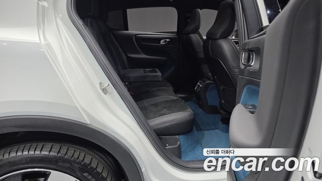 Volvo C40 2023 — photo 17