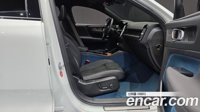 Volvo C40 2023 — photo 16