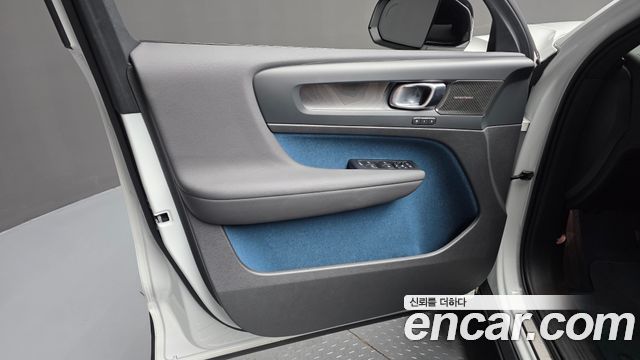 Volvo C40 2023 — photo 27