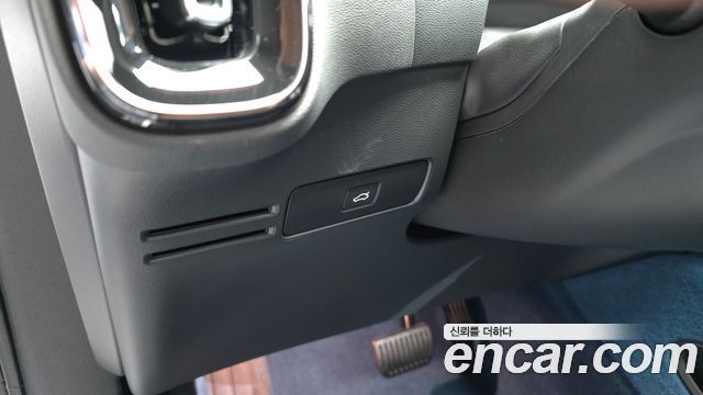 Volvo C40 2023 — photo 28
