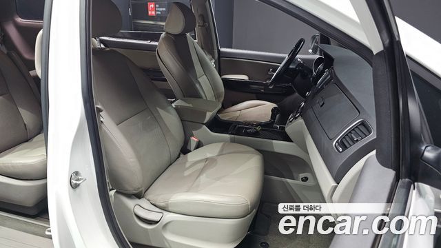 Kia Canival 2015 — photo 17