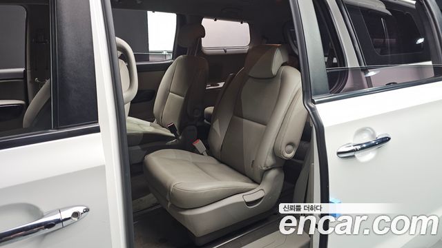 Kia Canival 2015 — photo 18