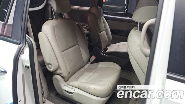 Kia Canival 2015 — photo 16