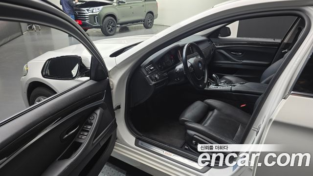 BMW 5-Series 2016 — photo 10