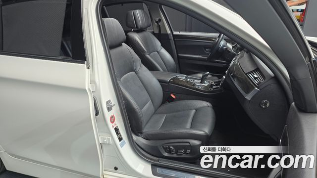 BMW 5-Series 2016 — photo 12