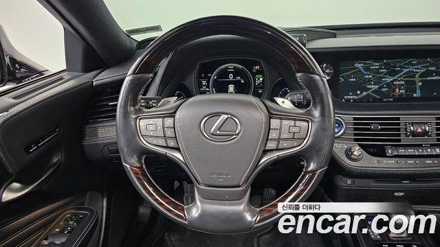Lexus LS 2018 — photo 11