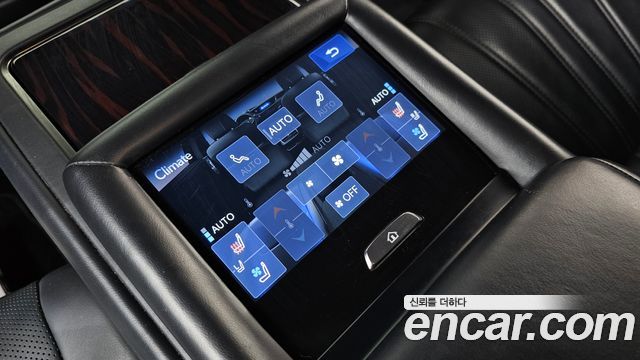 Lexus LS 2018 — photo 16