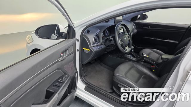 Hyundai AVANTE 2018 — photo 13