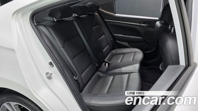 Hyundai AVANTE 2018 — photo 17