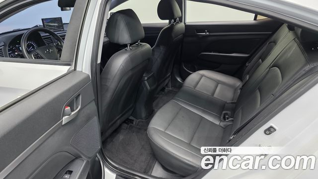 Hyundai AVANTE 2018 — photo 18