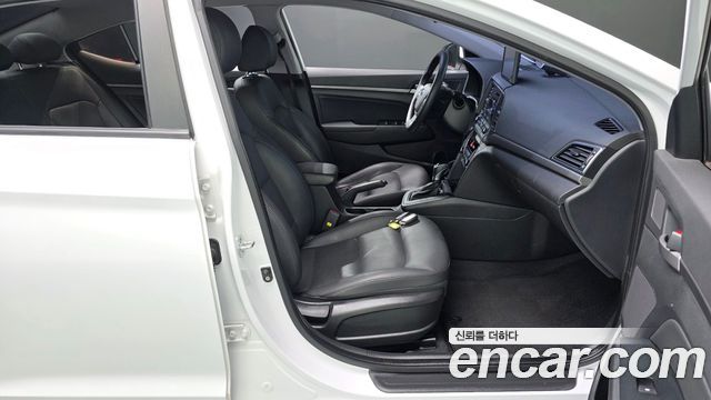Hyundai AVANTE 2018 — photo 16