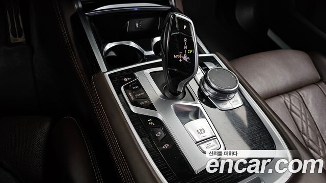 BMW 7-Series 2019 — photo 9