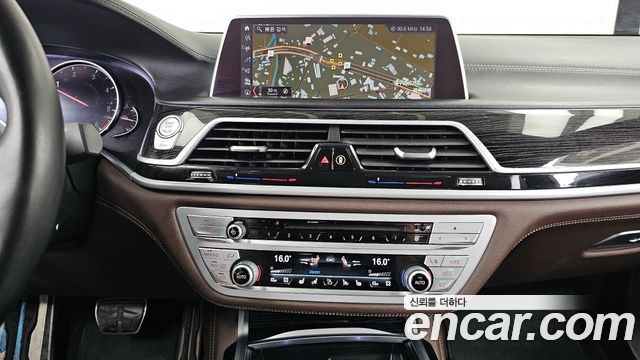 BMW 7-Series 2019 — photo 14