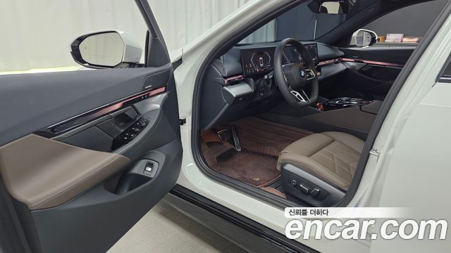 BMW 5-Series 2025 — photo 13