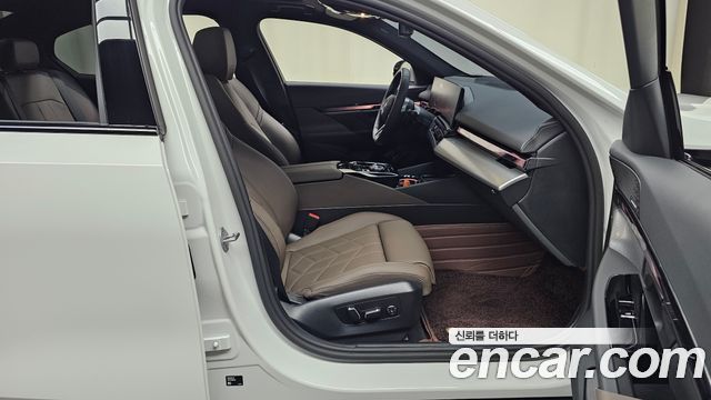 BMW 5-Series 2025 — photo 16