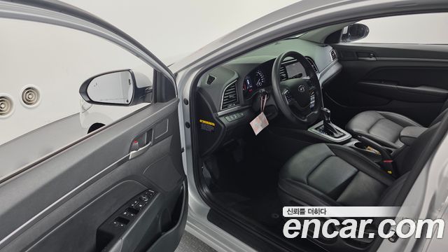 Hyundai AVANTE 2018 — photo 12