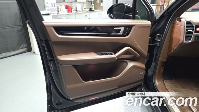 Porsche Cayenne 2021 — photo 14