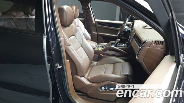 Porsche Cayenne 2021 — photo 16