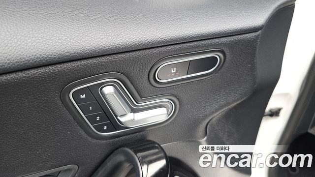 Mercedes-Benz A-Class 2020 — photo 24