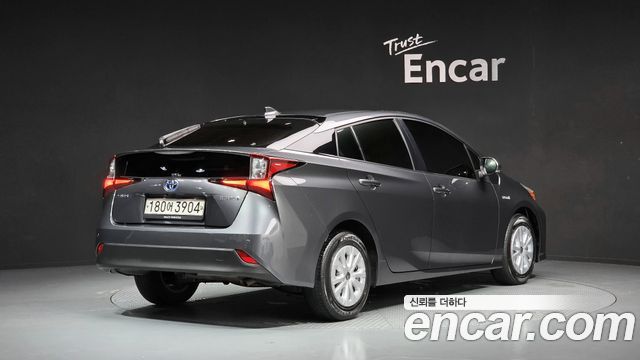 Toyota Prius 2022 — photo 2