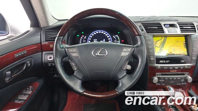 Lexus LS 2012 — photo 13