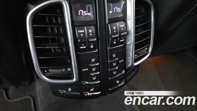 Porsche Cayenne 2012 — photo 16