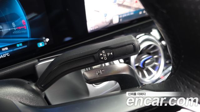 Mercedes-Benz GLB-Class 2025 — photo 12
