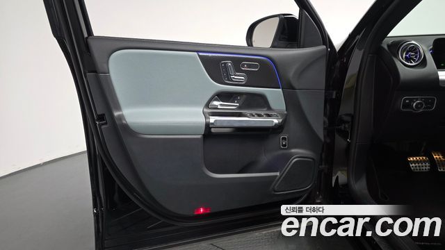 Mercedes-Benz GLB-Class 2025 — photo 14