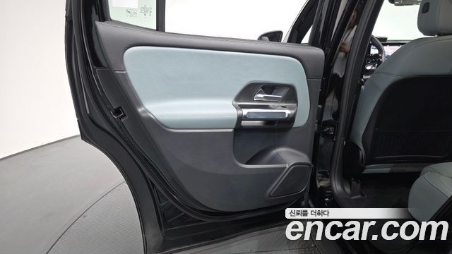 Mercedes-Benz GLB-Class 2025 — photo 15