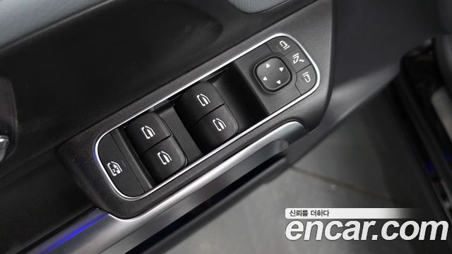 Mercedes-Benz GLB-Class 2025 — photo 29