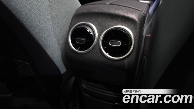Mercedes-Benz GLB-Class 2025 — photo 32