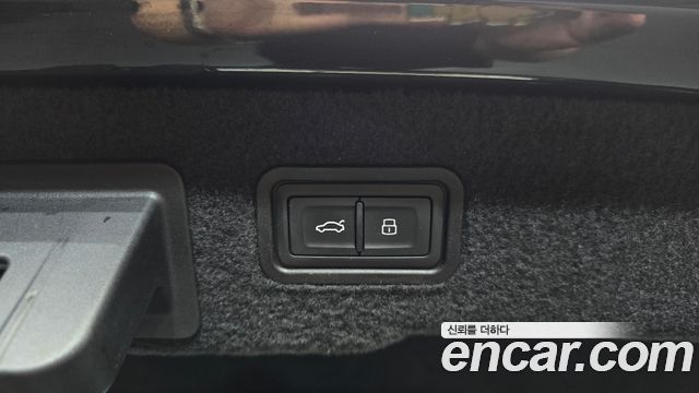 Audi A8 2021 — photo 19