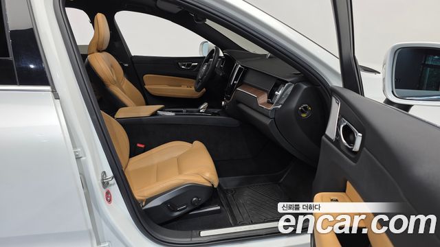 Volvo XC60 2022 — photo 17