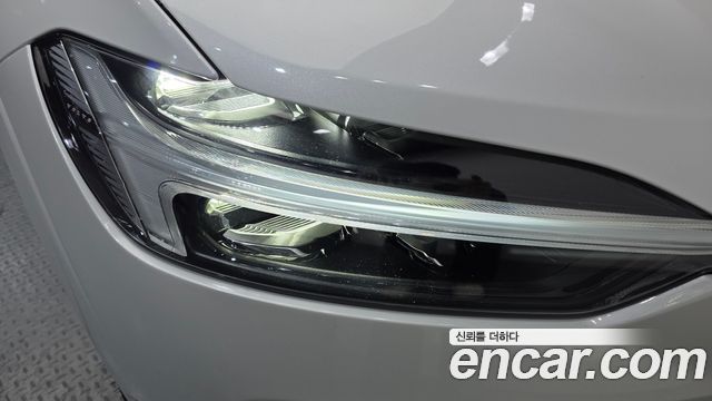 Volvo XC60 2022 — photo 8