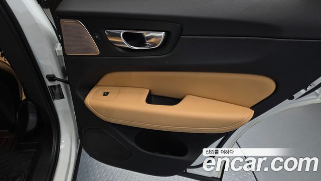 Volvo XC60 2022 — photo 15