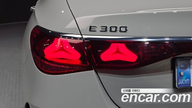Mercedes-Benz E-Class 2024 — photo 9