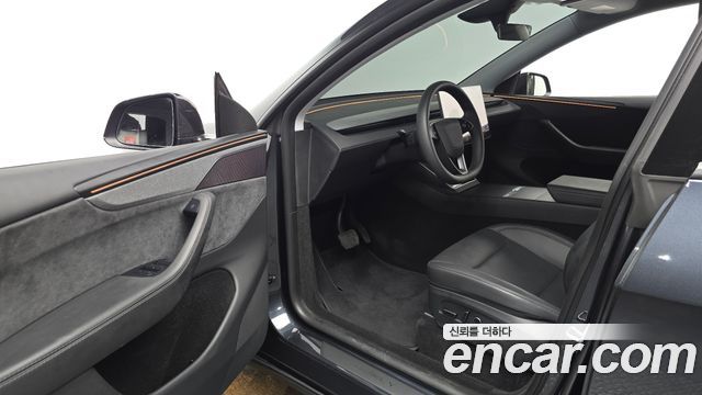 Tesla Model Y 2025 — photo 13